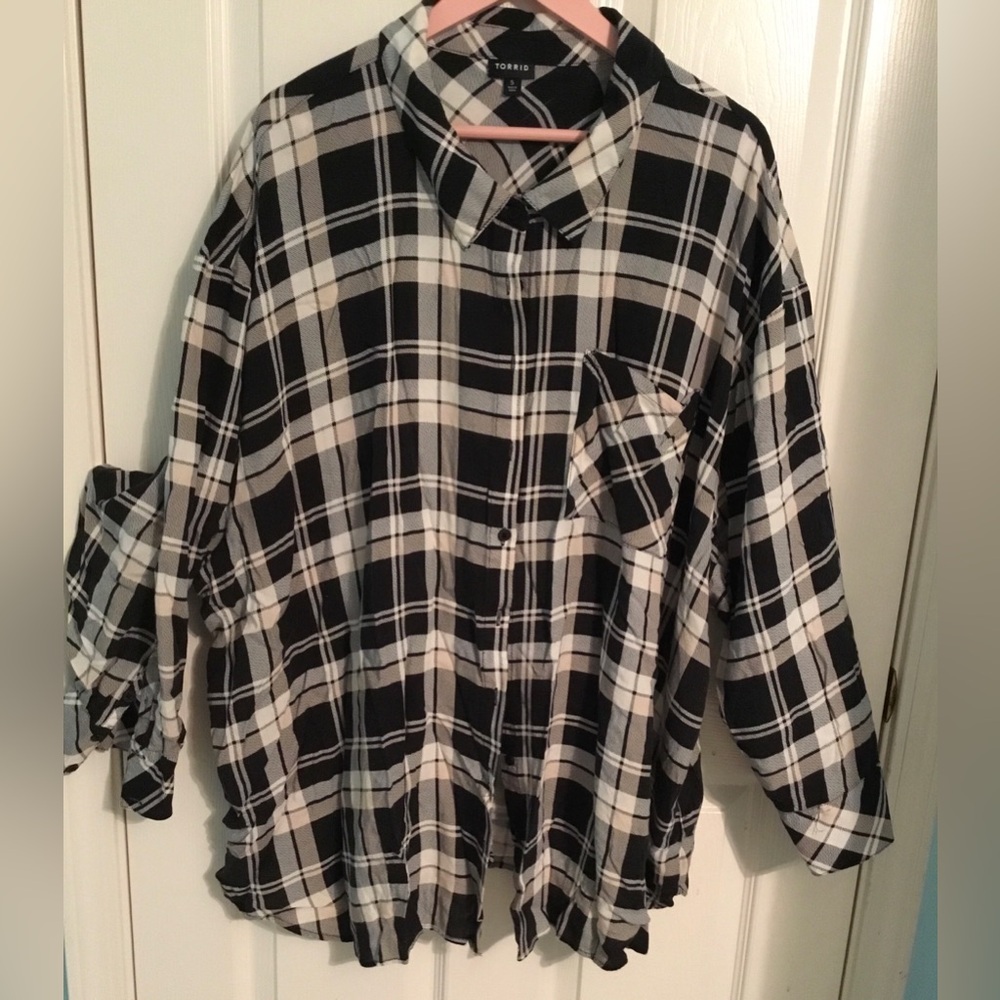 torrid Black & White Plaid Button-Down Shirt, Size 5